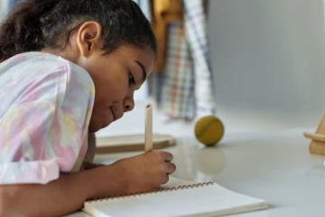 ஒன்றாரியோவில் கல்வி கொடுப்பனவு தொகை தொடர்பில் எழுந்துள்ள சர்ச்சை