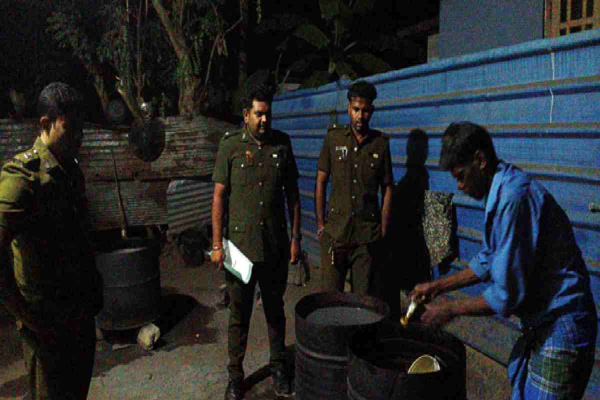 வவுனியாவில் வீடு முற்றுகை : வசமாக சிக்கிய பாரியளவு போலி தேன் | 580 Liters Of Fake Honey Found In Vavuniya