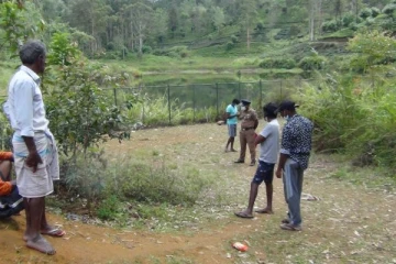 மீன்வளர்ப்பு நீர்தேக்கத்தில் பெண்ணின் சடலம்: காவல்துறை தீவிர விசாரணை! (காணொளி)
