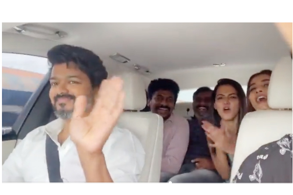 ஜாலியா... காரை ஓட்டி ‘பீஸ்ட்’ பட குழுவினருடன் பயணம் செய்த நடிகர் விஜய் - வைரலாகும் வீடியோ - தமிழ்நாடு