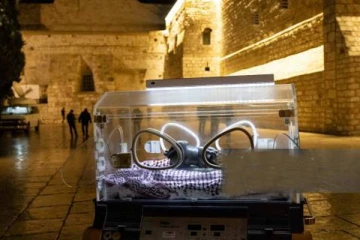 இன்குபேட்டரில் குழந்தை இயேசு; உலக மக்களின் கவனம் ஈர்த்த பாலஸ்தீன கலைஞர்