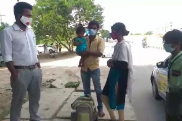 5 நாட்களாக கைக்குழந்தையுடன் நடந்து வந்த தம்பதி: கார் கொடுத்து உதவிய மருத்துவர்