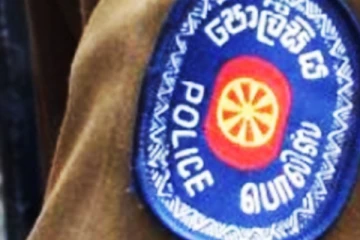 නිල ඇඳුමෙන් වේදීකාවේ ඩාන්ස් දැමූ කොස්තාපල්ට වැඩ වැරදෙයි..