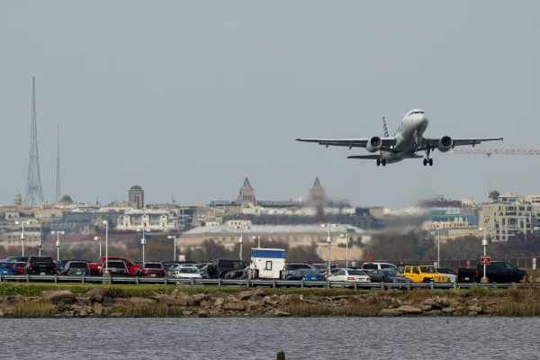 அமெரிக்கா எச்சரிக்கை எதிரொலி: வெனிசுலாவுக்கு செல்லும் விமானங்கள் ரத்து | Airlines Cancel Venezuela Flights Amid Tensions