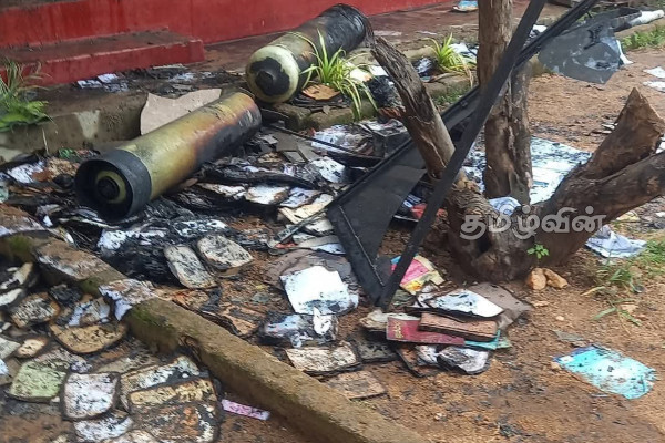 திருகோணமலையில் பாடசாலையொன்றின் நூலகத்தில் தீ! | Fire Breaks Out At School Library In Trincomalee