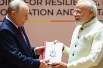 ලෝක බලවතාට හේත්තු වෙන ඉන්දියාව - මෝදීගෙන් පුටින්ට වෙනස්ම තෑග්ගක්