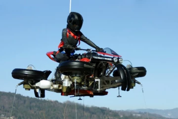 கத்தாரில் பறக்கும் மோட்டார் சைக்கிளை அறிமுகப்படுத்திய பிரெஞ்சு பொறியாளர்! விலை எத்தனை கோடி தெரியுமா?