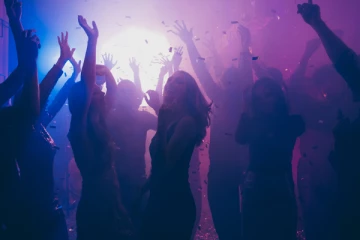 விடுதியொன்றில் யுவதிகளுடன் விருந்து நடத்திய இரு பொலிஸ் உத்தியோகத்தர்கள்!