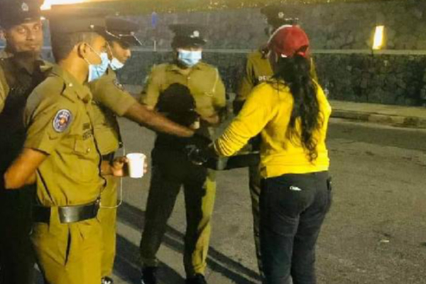 காலிமுகத்திடலில் போராட்டக்காரர்கள் மற்றும் பொலிஸார் இடையே இடம்பெற்ற நெகிழ்ச்சி சம்பவம் | Flexibility Incident Between Protesters And Police காலிமுகத்திடலில் போராட்டக்காரர்கள் மற்றும் பொலிஸார் இடையே இடம்பெற்ற நெகிழ்ச்சி சம்பவம் | Flexibility Incident Between Protesters And Police