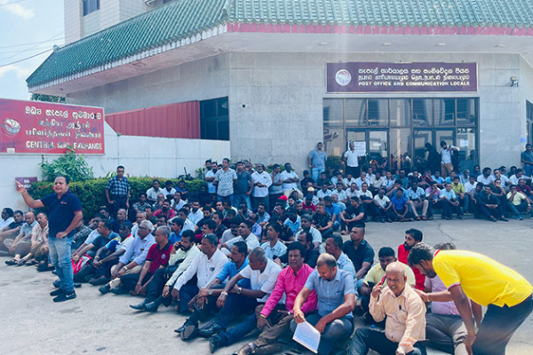 சத்தியாகிரகப் போராட்டத்தில் குதித்த தபால் தொழிற்சங்கத்தினர் | Postal Trade Unionists Satyagraha In Colombo