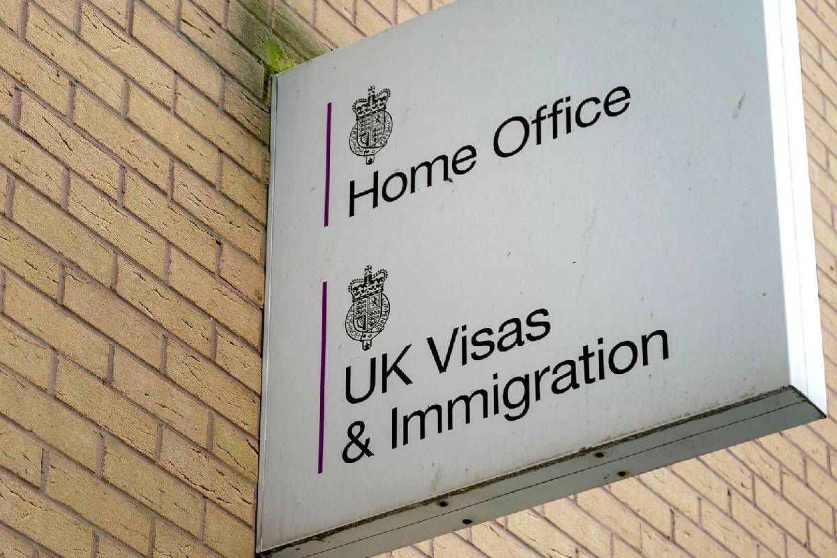 பிரித்தானியாவில் ஓரின சேர்க்கையாளர்களாக நடிக்கும் பாகிஸ்தானியர்கள் - என்ன காரணம்? | Pakistan Migrants Pose As Gay To Get Asylum In Uk