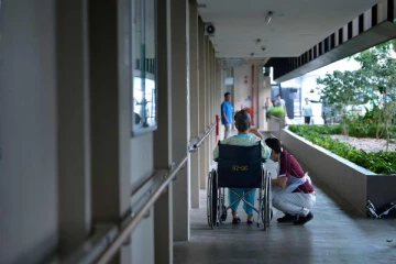 முதியோர் காப்பகம் ஒன்றில் தமிழ் பெண்ணின் முகம்  சுழிக்கவைக்கும் செயல்!