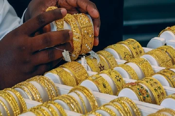 தங்கநகை விற்பனை நிலையத்தில் திருடிய பணியாளர்