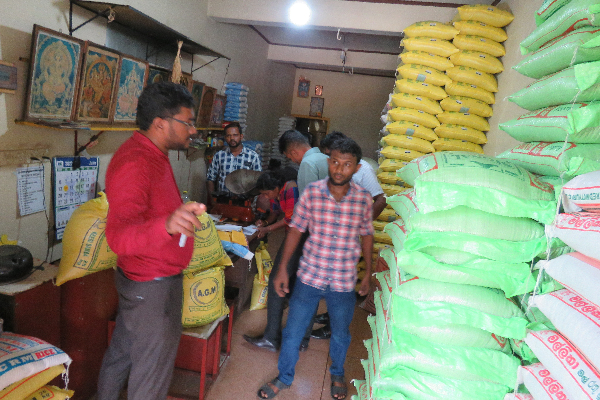 நுகர்வோர் அதிகார சபையினரால் முற்றுகையிடப்பட்ட வர்த்தக நிலையங்கள் (photos) | Trade Centers Besieged By Consumer Affairs