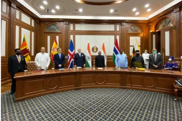 இந்திய ஜனாதிபதியிடம் நற்சான்று பத்திரத்தை கையளித்துள்ள மொறகொட