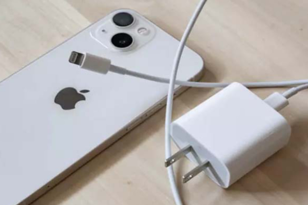 ஆப்பிள் நிறுவனத்திற்கு ஆப்பு வைத்த நீதிமன்றம்.. அபராதம் எத்தனை கோடினு தெரியுமா? | Iphones Without Chargers Apple Fined 20 Million