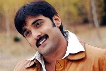 90களில் முன்னணி நாயகனாக வலம்வந்த நடிகர் தருணா இது?.. அடையாளமே தெரியாமல் மாறிவிட்டாரே...