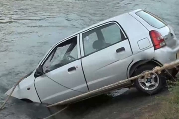 கால்வாயில் கவிழ்ந்த கார்; இரண்டு பேர் பலி