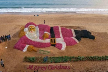 கடற்கரையில் மிகப்பெரிய கிறிஸ்துமஸ் தாத்தா உருவ மணற்சிற்பம்! காண குவிந்த மக்கள்
