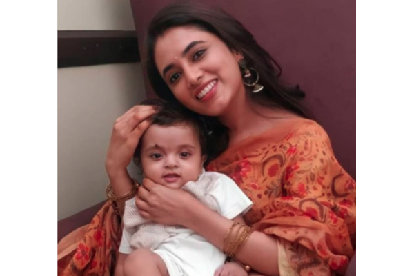 கையில் குழந்தையுடன் நடிகை பிரியங்கா மோகன்.. இணையத்தில் வைரலாகும் அழகிய புகைப்படம் | Priyanka Mohan With Baby Pic Gone Viral