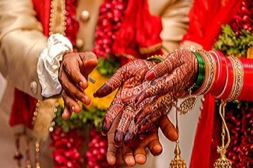 புதுமணத் தம்பதிகள் மீது ஆசீட் ஊற்றிய நபர்! அதிர்ந்துபோன திருமண மண்டபம்