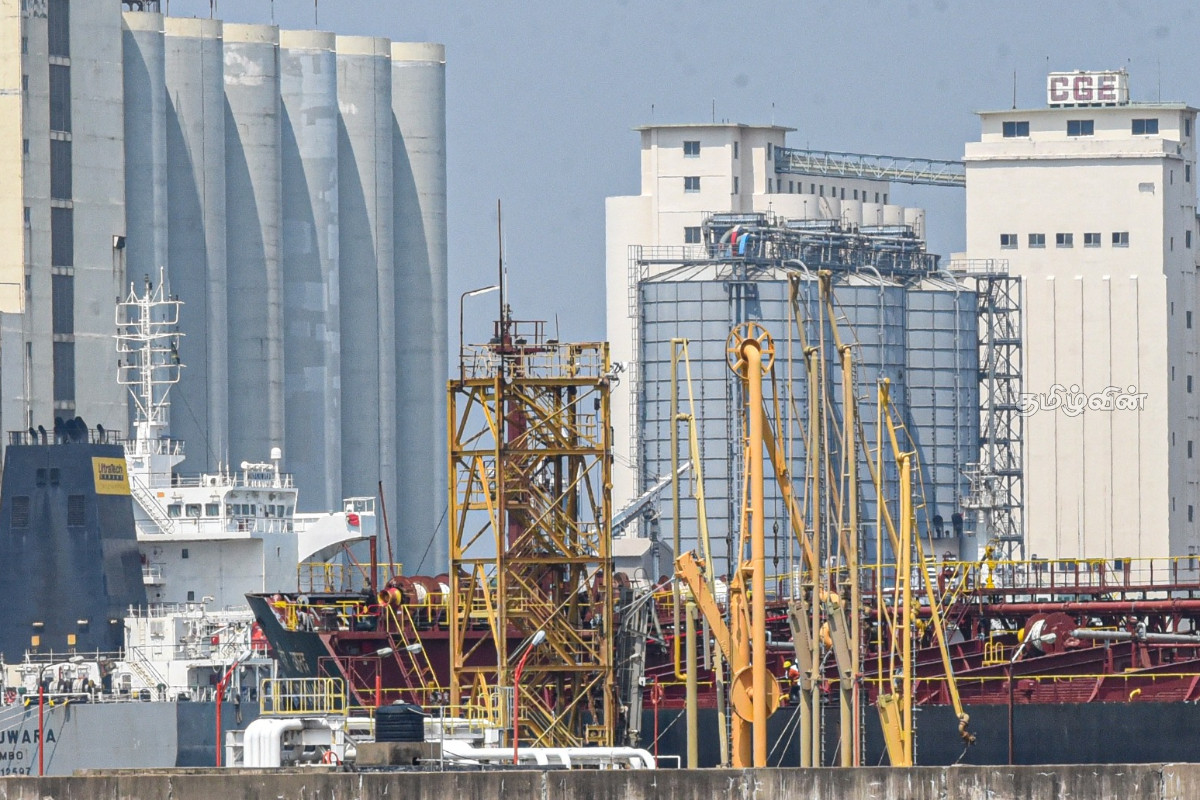 இந்தியாவிடமிருந்து மற்றுமொரு அவசர உதவி : எரிபொருளுடன் கொழும்புத் துறைமுகத்தை வந்தடைந்த கப்பல் | Indian Ship Arrives In Colombo With Fuel