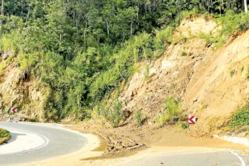 පස් කදු කිහිපයක්ම කඩා වැටී ප්‍රධාන මාර්ගයක් අවහිර වෙයි - ජනතාවට දැනුම්දීමක්..!