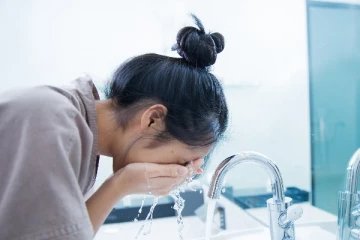 முகம் கழுவும்போது இந்த தவறுகளை மட்டும் செய்திடாதீங்க...