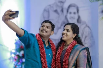 இந்திய இளம் மேயருக்கு திருமணம் - கிஃப்டிற்கும், மொய்க்கும் நோ சொன்ன தம்பதி!