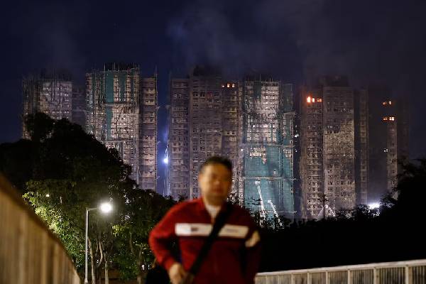 நெருப்பு கோபுரமான குடியிருப்பு வளாகம்... 125 கடந்த இறப்பு இண்ணிக்கை | Hong Kong Fire Toll Rises 94