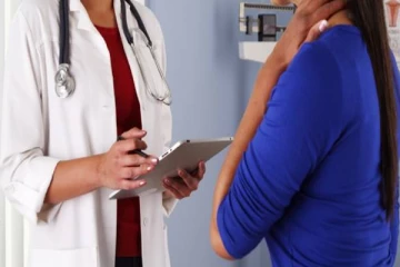 இளம் பெண்ணை பரிசோதனை செய்துகொண்டிருந்த வைத்திய நிபுணர்! இரகசியமாக எட்டி பார்த்த நபர்