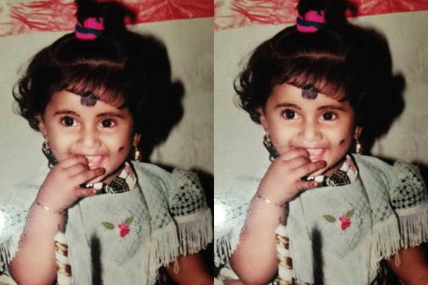 இந்த புகைப்படத்தில் இருக்கும் இளம் நடிகை யார் தெரியுமா.. இதோ பாருங்க | Popular Young Actress Childhood Photo Viral