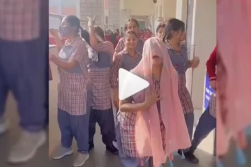 வகுப்பறையில் மோசமான நடனம்! காணொளி வெளியிட்டமாணவிகள்: கொந்தளிக்கும் நெட்டிசன்கள்