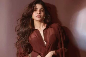 டிரான்ஸ்பெரண்ட் ஆடையணிந்து மயக்கும் நடிகை திவ்ய பாரதி..புகைப்படங்கள் இதோ..