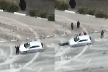 தனியாக சிக்கிய  உக்ரைனரை ஈவு இரக்கமின்றி  படுகொலை செய்த ரஷ்ய வீரர்கள்