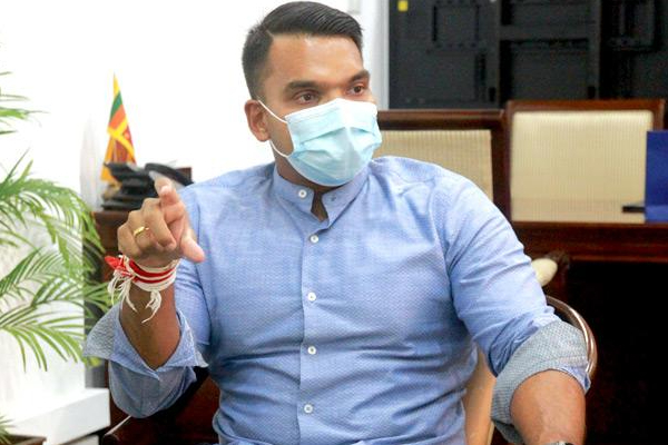 பதவி விலகிய பின்னரும் வீட்டைவிடாத நாமல்; தயாசிறி கேள்வி | Namal Does Not Leave Home