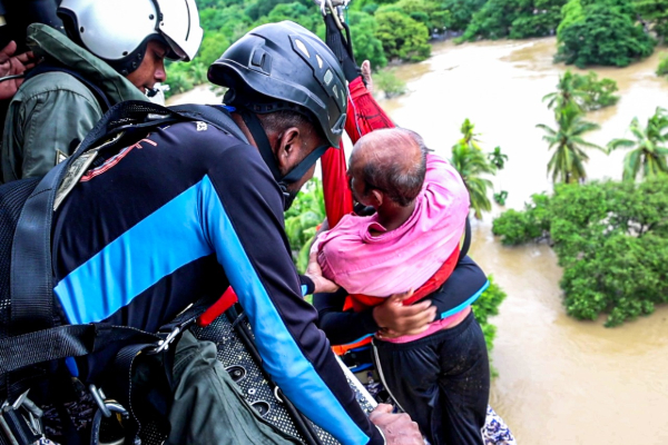 தென்னை மரத்தில் சிக்கித் தவித்த நபர் மீட்பு | Heavy Rain Man Standing Coconut Tree Rescued