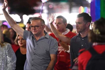 ප්‍රථම වතාවට සමලිංගික පෙළපාලියකට එක් වූ අගමැති..