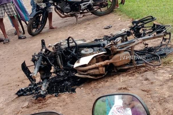 திருகோணமலையில் விவசாயி ஒருவரின் மோட்டார் சைக்கிளுக்கு விசமிகள் ஏற்பட்ட நிலை | Farmer S Motorcycle Was Set On Fire Trincomalee