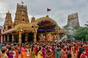 யாழ். நல்லூர் பெருந்திருவிழாவில் கந்தனை காண ஓடோடி வந்த மூதாட்டி; பொலிஸாரின் ஈவிரக்கமற்ற செயல்