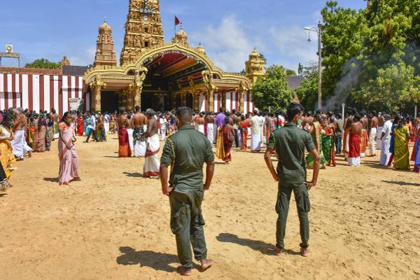 நல்லூரில் குவிக்கப்பட்டுள்ள பொலிஸார்! பொது மக்களுக்கு விடுக்கப்பட்டுள்ள கோரிக்கை | 600 Policemen On Security Duty At Nallur Temple