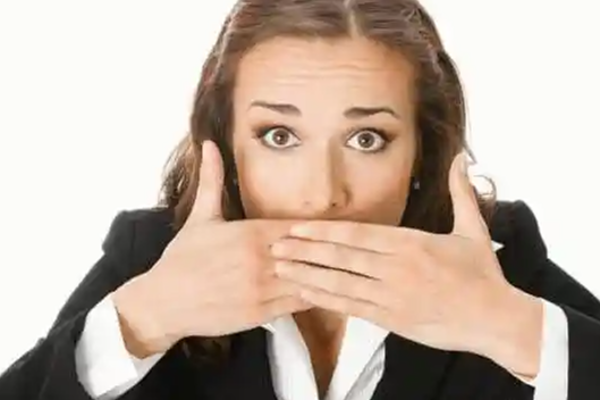 நாக்கைக் கடித்ததால் கோமாவுக்குச் சென்ற பெண் | The Woman Went Into A Coma After Biting Her Tongue