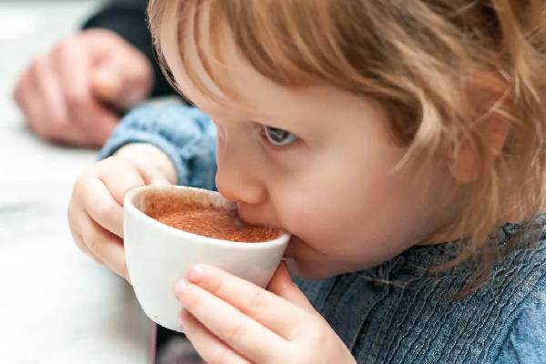 குழந்தைகளுக்கு காபி கொடுப்பது ஆபத்தானதா? மாற்றீடாக என்ன கொடுக்கலாம்னு தெரிஞ்சுக்கோங்க | Coffee Side Effects And Alternative For Kids