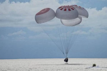 ஸ்பேஸ் எக்ஸ் மிஷனில் விண்வெளி சுற்றுலா சென்றவர்கள் தரையிறங்கிய அற்புத காட்சி