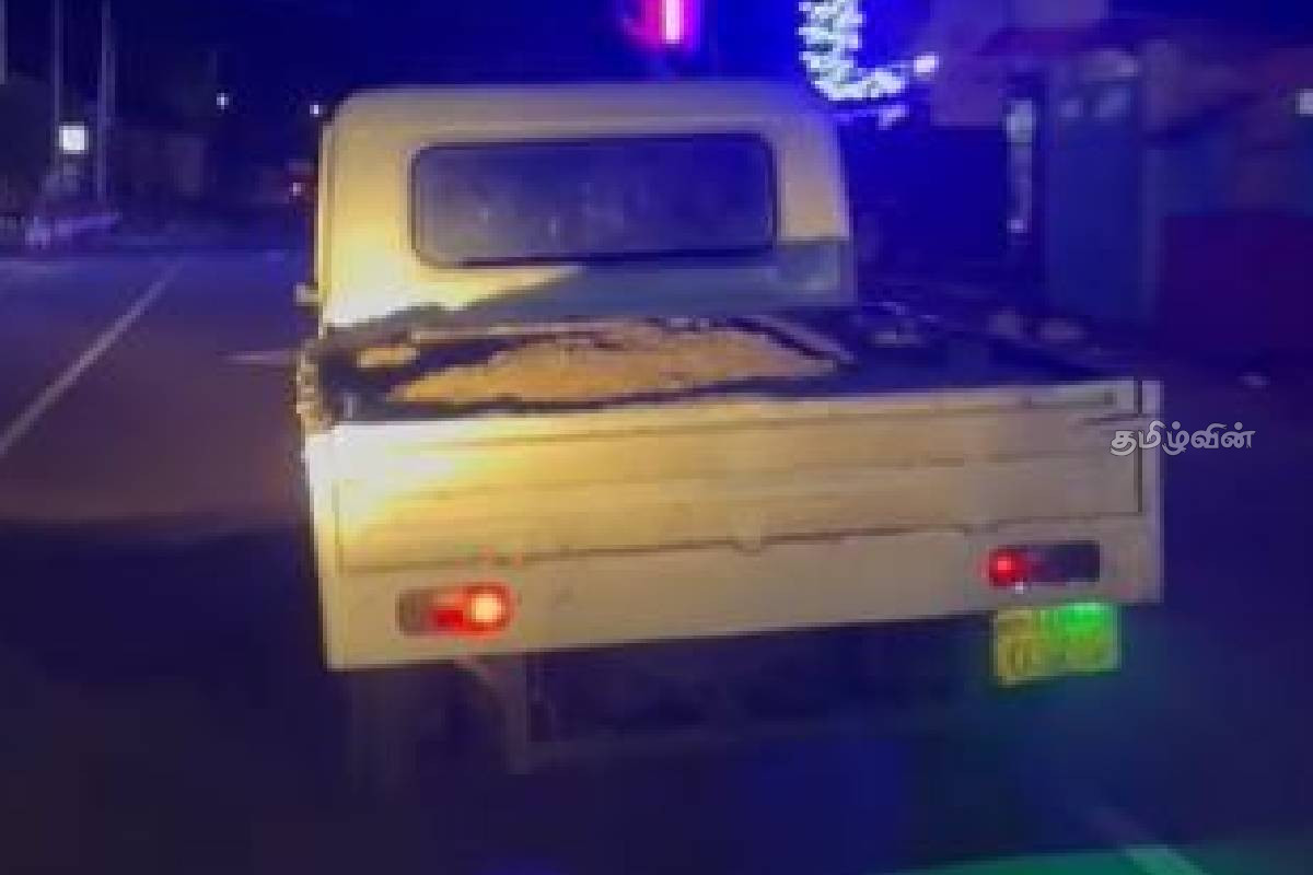 வடமராட்சியில் இரவில் நடந்த மணல் கடத்தல்- சாரதி தப்பியோட்டம் | Sand Smuggling At Night In Vadamarachchi