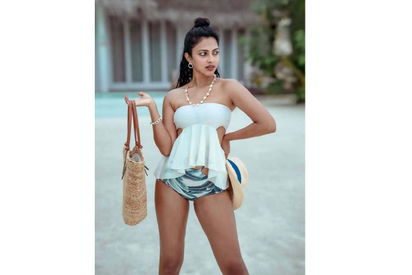 கண்ணை கட்டும் கவர்ச்சியில் அமலா பால்! ரசிகர்களை திக்குமுக்காட செய்த புகைப்படம் | Amala Paul Enjoys Maldives Hot Photos Trending