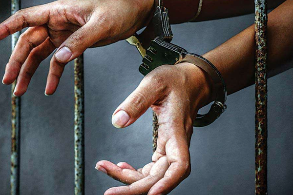 போதைப்பொருளுடன் கைது செய்யப்பட்டுள்ள சிறைக்காவலர் | Jailer Arrested With Drugs