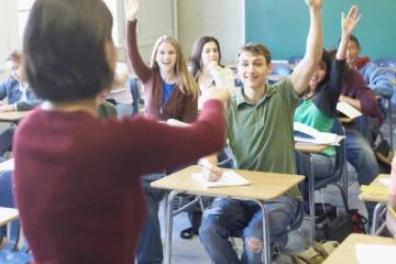 ஆஸ்திரேலியாவில் மாணவனுடன் நெருக்கம் காட்டிய ஆசிரியை பணி நீக்கம்!