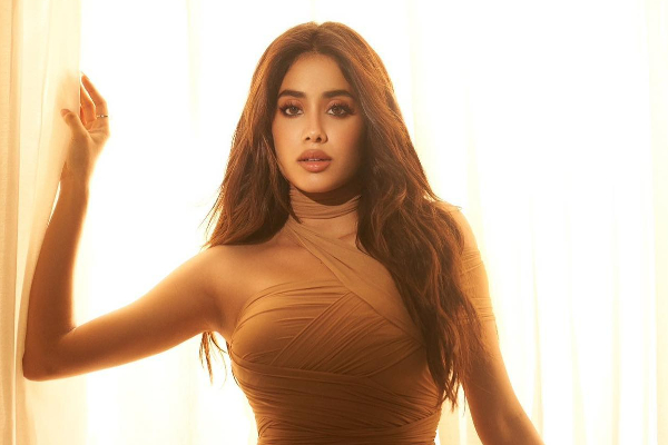 விருது விழாவுக்கு உச்சகட்ட கிளாமராக வந்த ஜான்வி கபூர்! வைரல் வீடியோ | Janhvi Kapoor Sizzling Hot In Filmfare விருது விழாவுக்கு உச்சகட்ட கிளாமராக வந்த ஜான்வி கபூர்! வைரல் வீடியோ | Janhvi Kapoor Sizzling Hot In Filmfare