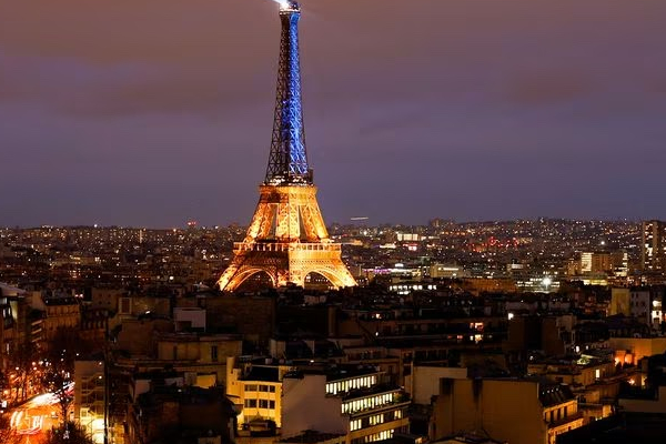 உக்ரேனுக்காக பிரான்ஸில் ஒளிர்ந்த ஈஃபிள் கோபுரம்! | Eiffel Tower Lit Up In France For Ukraine